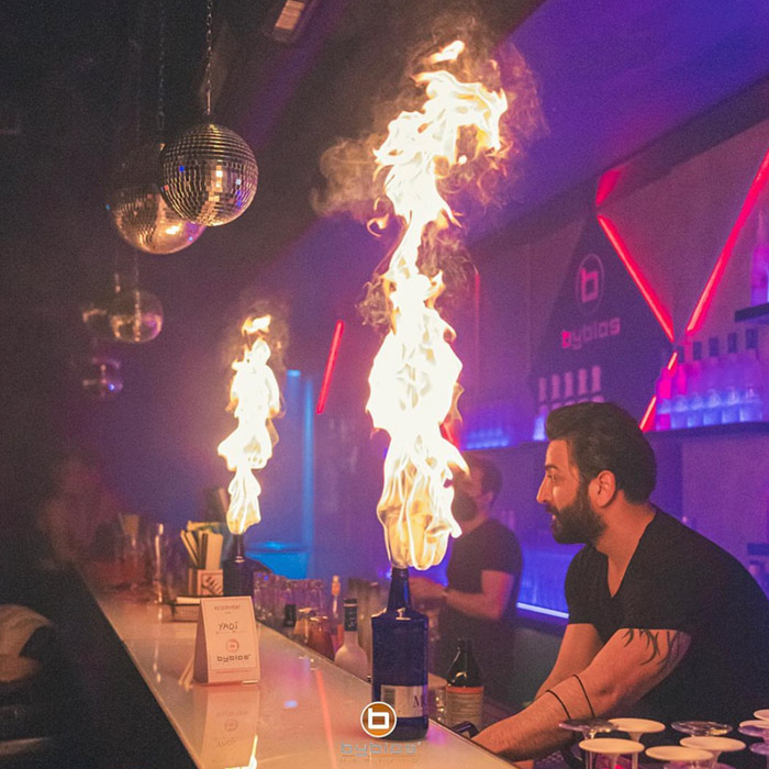 Barkeeper an der Bar im Byblos in Hamburg