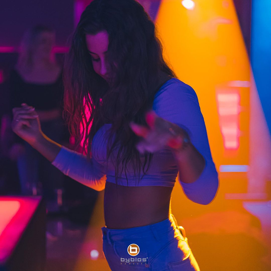 Gäste am tanzen im Byblos Club Bereich in Hamburg Wandsbek