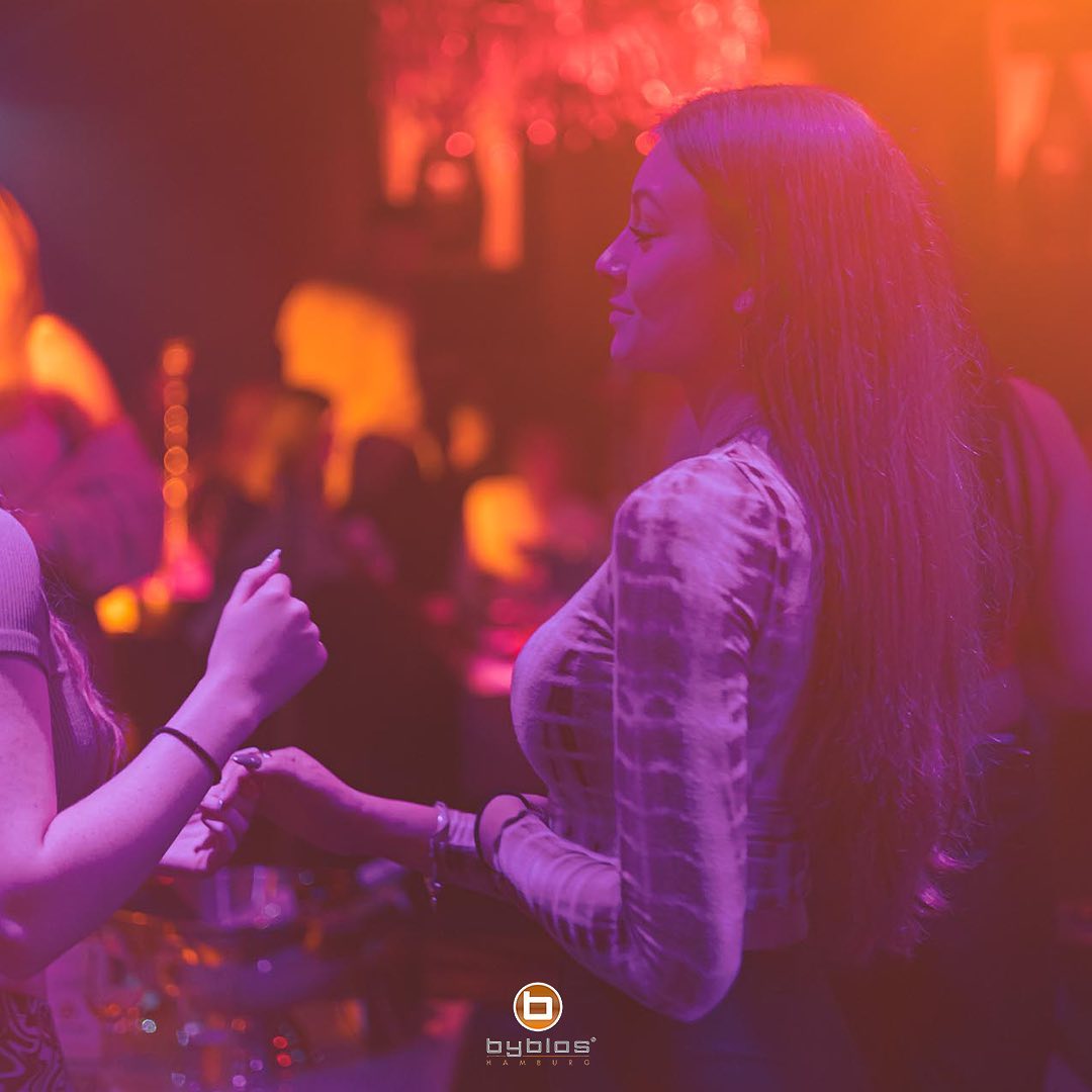 Gäste am tanzen im Byblos Club Bereich in Hamburg Wandsbek
